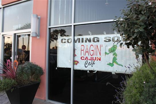 2011-02-02 Ragin Cajun Moves to Plaza EL Segundo 002 (Custom)