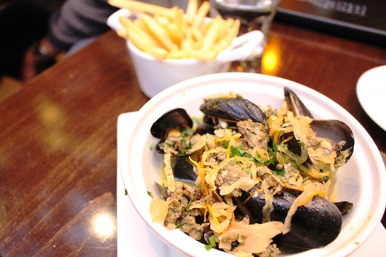 bowl of mussels