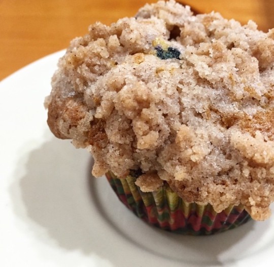 blueberry streusel muffin (photo credit: @sweetsbyjanine)