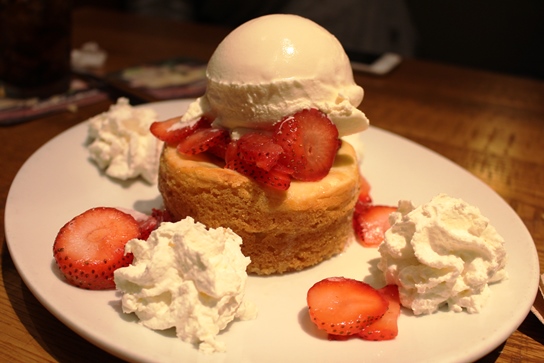 Butter cake with vanilla ice cream. They don't lie: Trust them, just try it!